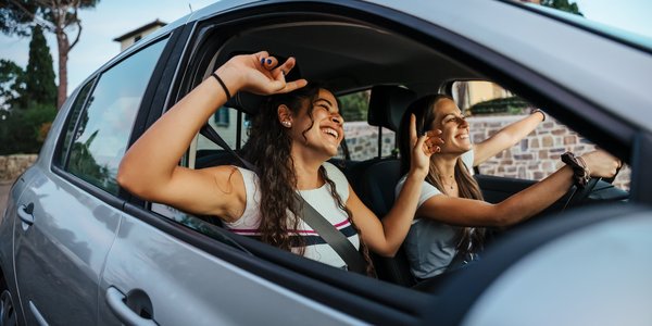 Zwei Frauen haben Spaß bei der Autofahrt