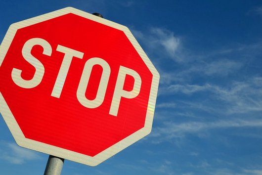 Wo müssen Autofahrer bei einem Stoppschild genau halten?